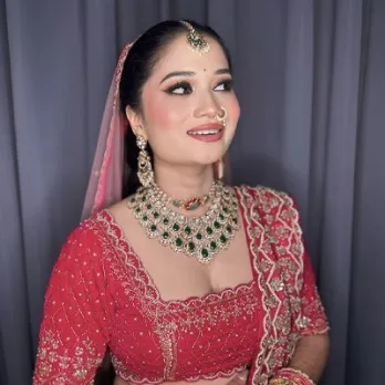 Modern Bridal Makeup with Green Kundan Set – Kanpur’s Top Makeup Artist